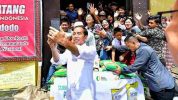 Presiden Joko Widodo mengunjungi Pasar Tumpah Mamasa, Sulawesi Barat (Barat), untuk mengecek kondisi harga-harga bahan pokok di daerah tersebut, sekaligus infrastruktur pasarnya